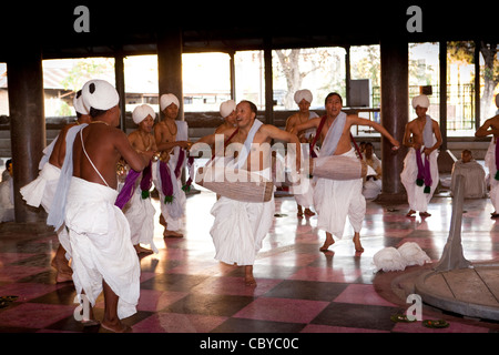 Indien, Manipur, Imphal, Shri Govindajee Mandir, Neo-Vishnavite-Tempel, Puja, die Einnahme am Abend legen Stockfoto