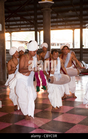 Indien, Manipur, Imphal, Shri Govindajee Mandir, Neo-Vishnavite-Tempel, Puja, die Einnahme am Abend legen Stockfoto