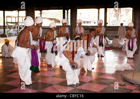 Indien, Manipur, Imphal, Shri Govindajee Mandir, Neo-Vishnavite-Tempel, Puja, die Einnahme am Abend legen Stockfoto