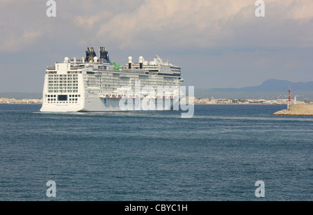 Norwegian Cruise Line (NCL) Kreuzfahrtschiff "Norwegian Epic" - Abfahrt nach einem ihrer wöchentlichen Besuche in Palma De Mallorca Stockfoto