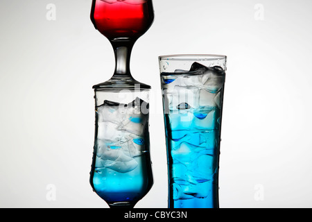 Drei farbige Cocktails vor einem weißen Hintergrund Stockfoto