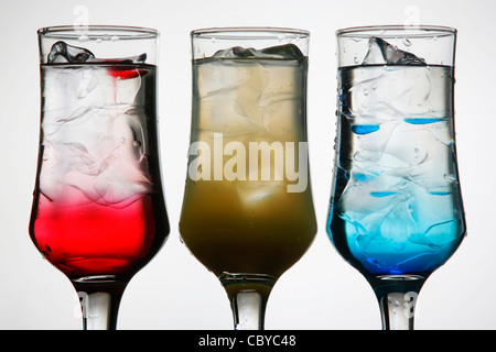 Drei farbige Cocktails in einer Reihe Stockfoto