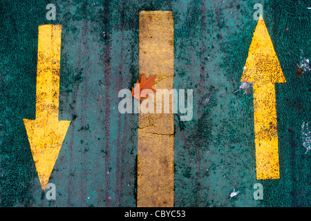 Zwei gelbe Pfeile entgegengesetzte Stockfoto