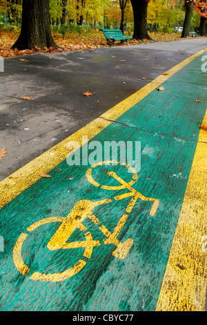 Radweg in einem Park, Herbst Stockfoto