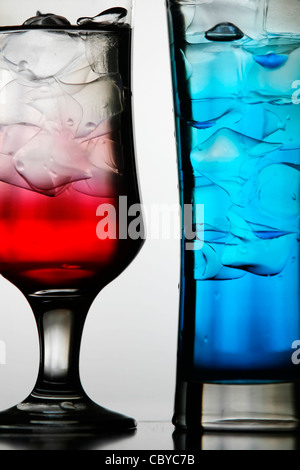 Zwei farbige Cocktails vor einem weißen Hintergrund Stockfoto