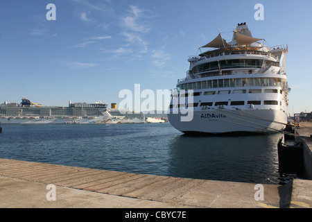 Kreuzfahrt-Schiff "Aidavita" mit Kreuzfahrtschiffen "Norwegian Epic" und "Costa Deliziosa" hinter im Hafen von Palma De Mallorca Stockfoto