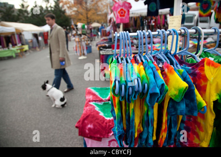 Washington, DC - Batik t-Shirts zum Verkauf auf einem Flohmarkt in östlichen Markt-Viertel der Stadt. Stockfoto