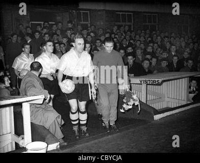 Wolverhampton Wanderers V Honved FC Billy Wright und Ferenc Puskás führen ihre Teams bei Molineux 1954 Stockfoto