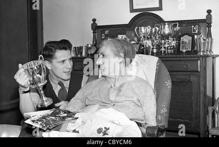 Britische Federgewicht Boxer Thomas "Tommy" Nicholls mit seiner Mutter im Jahr 1952 ging er auf gewinnt Silber bei den Olympischen Spielen 1956 in Melbourne Stockfoto