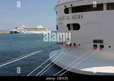 Royal Caribbean International Cruise Ship "Independence of the Seas" bei einem regelmäßigen Besuch auf den Hafen von Palma De Mallorca Stockfoto