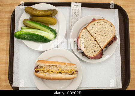 Mittagessen im Katz es Deli in New Yorks Lower East Side von oben gesehen: Gurken, Hot-Dog mit Sauerkraut, Pastrami auf Roggen Sandwich. Stockfoto