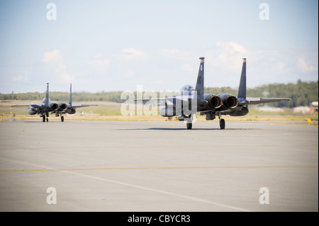 Zwei F-15E Strike Eagles Taxi die Start-und Landebahn 25. August 2010, in Joint Base Elmendorf-Richardson, Alaska. Das 391st Fighter Squadron Out of Mountain Home Air Force Base, Idaho, ist derzeit JB Elmendorf zugewiesen, um eine vorübergehende Dienstaufgabe zu erfüllen, um bei den Trainingsübungen für die hier stationierten F-22 Raptor-Staffeln zu helfen. Stockfoto