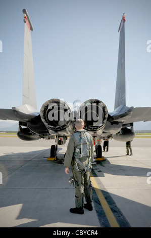 Capt. David Gunter inspiziert den Auspuff eines F-15E Strike Eagle während des Vorflugs am 25. August 2010 in der Joint Base Elmendorf-Richardson, Alaska. Captain Gunter und die F-15E Strike Eagles werden dem 391st Fighter Squadron aus der Mountain Home Air Force Base, Idaho, zugewiesen. Stockfoto