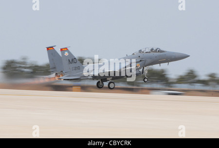 Ein F-15E Strike Eagle aus dem 391st Expeditionary Fighter Squadron hebt während einer Übung am 16. März 2010 auf der Kunsan Air Base, Südkorea, zu einigen Flugmanövern ab. Die Übung stellt US-und Südkorea Luftwaffe Piloten zusammen für mehrere realistische Luftübungen, um sich mit der Taktik und Verfahren der anderen vertraut zu machen. Stockfoto