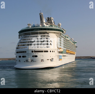 Royal Caribbean International Cruise Ship "Independence of the Seas" verlässt den Hafen von Palma De Mallorca Stockfoto