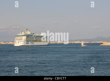 Royal Caribbean International Cruise Ship "Independence of the Seas" verlässt den Hafen von Palma De Mallorca Stockfoto