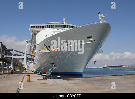 Kreuzfahrtschiff "Independence of the Seas" während eines regulären Besuchs zum Hafen von Palma De Mallorca mit Petrolier "Citrus Express" Stockfoto