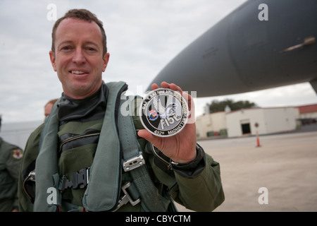 17 Jahre im Bilden, Oberstleutnant David Iverson, 492Nd Fighter Squadron Commander, hält die 4.000 Stunden patch er jetzt nach 10,1 Stunden Flug in einem F-15 Strike Eagle von Lakenheath der Royal Air Force zu Kelly Feld, Lackland Air Force Base, Texas am 11.Januar 2010 tragen können. Stockfoto