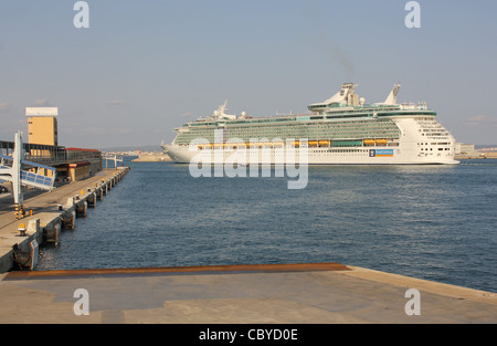 Royal Caribbean International Cruise Ship "Independence of the Seas" verlässt den Hafen von Palma De Mallorca Stockfoto