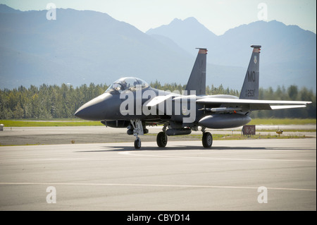 Ein F-15E Strike Eagle rollt die Landebahn 25. August 2010 auf der Joint Base Elmendorf-Richardson, Alaska. Das 391st Fighter Squadron Out of Mountain Home Air Force Base, Idaho, ist derzeit JB Elmendorf zugewiesen, um eine vorübergehende Dienstaufgabe zu erfüllen, um bei den Trainingsübungen für die hier stationierten F-22 Raptor-Staffeln zu helfen. Stockfoto