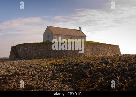 St. Cwyfan Kirche in Meer Anglesey North Wales Großbritannien Stockfoto