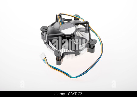 Nahaufnahme eines Computers CPU-Kühler auf weiß isoliert Stockfoto