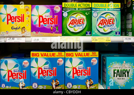 Boxen von Persil Waschpulver auf einem Supermarktregal, UK Stockfoto