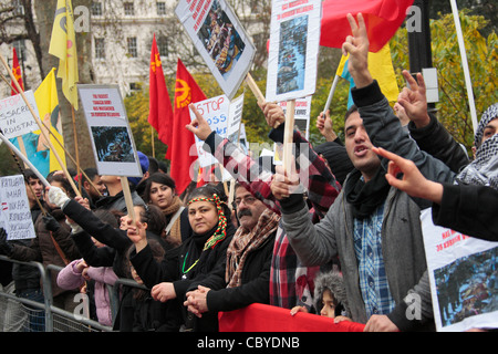 Kurdische Demonstranten vor türkischen Botschaft in London Stockfoto