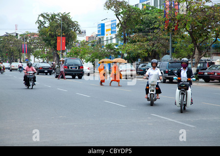 Buddhistische Mönche auf der Straße, Phnom Penh, Kambodscha, Asien Stockfoto