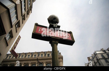 Retro-Metro Paris mit bewölktem Himmel im Hintergrund anmelden Stockfoto