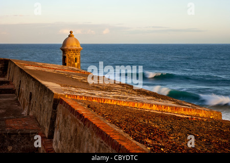 Sentry Türmchen bei Sonnenaufgang mit Blick auf die Karibik entlang der Wände des historischen El Morro Fort, San Juan Puerto Rico Stockfoto