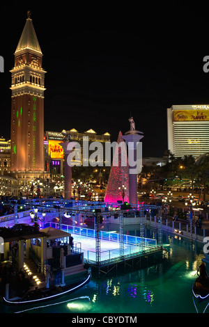 Venetian Hotel Tower in der Weihnachtszeit Stockfoto