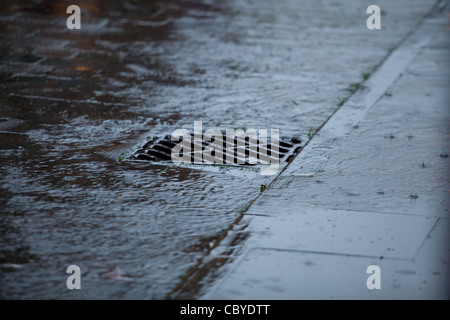 Regenwasser läuft den Bach runter Stockfoto