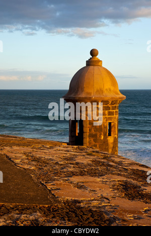 Sentry Türmchen bei Sonnenaufgang mit Blick auf die Karibik entlang der Wände des historischen El Morro Fort, San Juan Puerto Rico Stockfoto