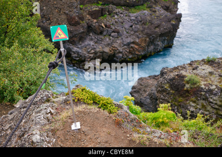 Warnschild am Barnafossar, auf der Hvita Fluss, Island. Stockfoto