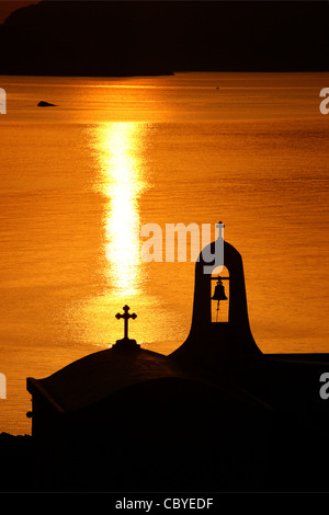 Sonnenuntergang zwischen Inseln Tinos und Andros, Kykladen, Griechenland Stockfoto