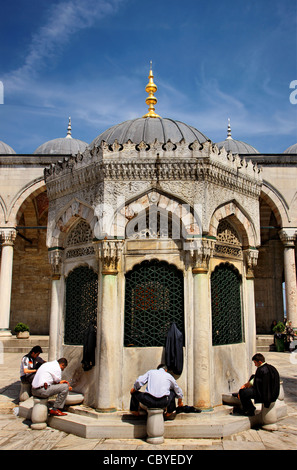 Muslime, die Durchführung der Waschungen am schönen Brunnen der Yeni Camii ("neue Moschee"), Istanbul, Türkei. Stockfoto