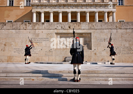 Ändern der Präsidentengarde ("Evzones" oder "Evzzoni") vor dem Denkmal des "Unbekannten Soldaten", Athen, Griechenland. Stockfoto