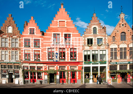 Brügge Markt Markt Stadtplatz mit Weihnachtsschmuck auf Geschäfte und restaurants Stockfoto