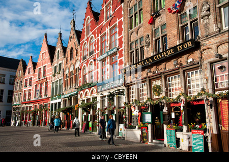 Brügge Markt Markt Stadtplatz mit Weihnachtsschmuck auf Geschäfte und restaurants Stockfoto