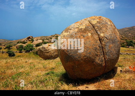 Surreale Landschaft mit riesigen, runden und glatten Felsen nahe Volax (oder "Volakas") Dorf, Insel Tinos, Kykladen, Griechenland Stockfoto