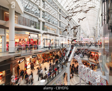 Eaton Centre größte Einkaufszentrum in der Innenstadt von Toronto voller Menschen am Boxing Day im Jahr 2011. Ontario, Kanada. Stockfoto