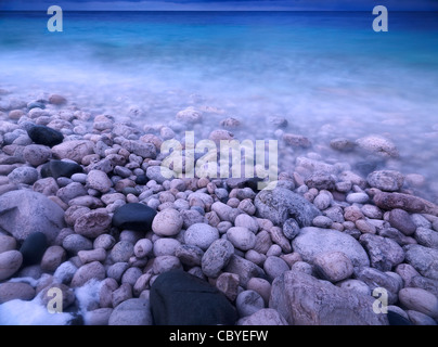 Kiesel auf einem Ufer der georgischen Bucht. Malerische Landschaft Winter. Bruce Peninsula National Park, Ontario, Kanada. Stockfoto