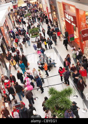 Menschen in Toronto Eaton Centre Shopping Mall am Boxing Day im Jahr 2011. Toronto, Ontario, Kanada. Stockfoto