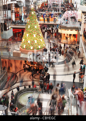 Beschäftigt Shopper verwischt mit Bewegung in Toronto Eaton Centre Shopping Mall am Boxing Day im Jahr 2011. Toronto, Ontario, Kanada. Stockfoto