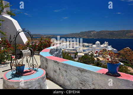 Blick auf Dorf Plaka ("Hauptstadt" der Insel Milos) und die Bucht von Milos, Kykladen, Griechenland. Stockfoto