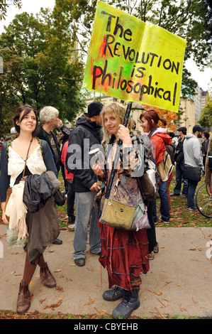 Occupy Demonstranten versammelten sich im St. James Park in der Innenstadt von Toronto für das Toronto Kapitel von Occupy Wall Street, 15. Oktober 2011. Stockfoto