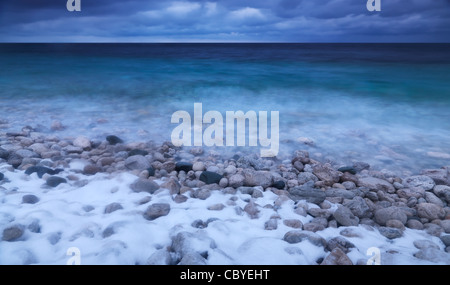 Winter-Landschaft der bedeckt mit Schnee Kieselsteinen auf einem Ufer der georgischen Bucht. Bruce Peninsula National Park, Ontario, Kanada. Stockfoto