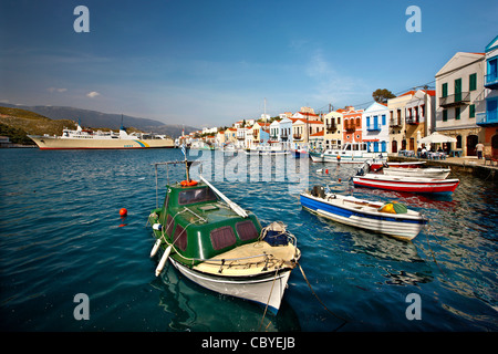Teilweisen Blick auf den malerischen Hafen und Dorf von Kastellorizo (oder "Meghisti") Insel, Dodekanes, Griechenland Stockfoto
