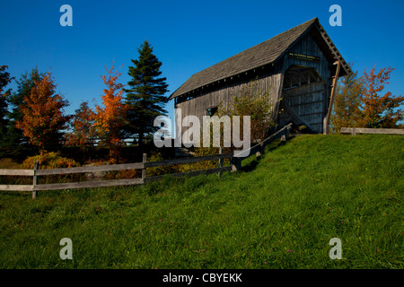 Farben des Herbstes an Foster-Brücke, eine private überdachte Brücke in Vermont. Stockfoto